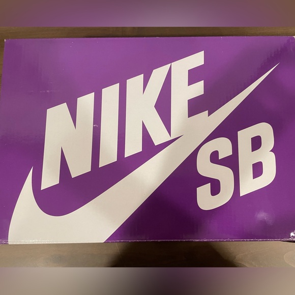 Nike SB Dunk Low Pro
Why So Sad? - Picture 2 of 7